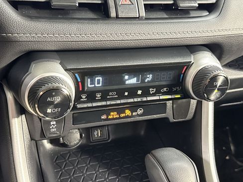 Used 2025 Toyota RAV4 XLE AWD/4WD image 33