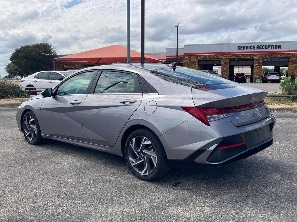 Used 2025 Hyundai Elantra SEL FWD image 6
