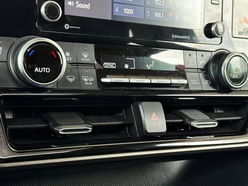 Used 2021 Toyota Highlander XLE image 25