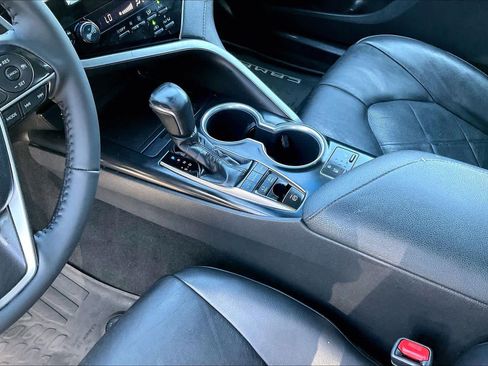 Used 2018 Toyota Camry XLE FWD image 16
