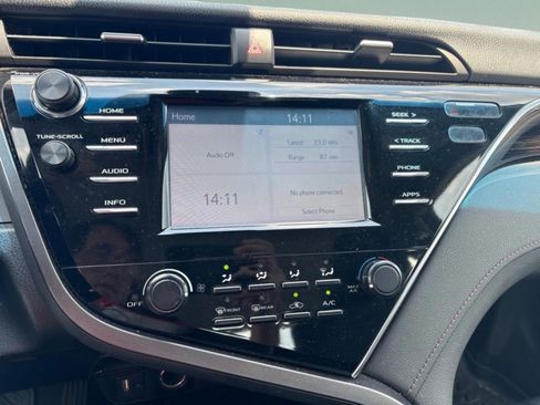 Used 2018 Toyota Camry LE FWD image 11