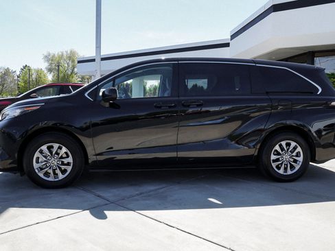 Used 2023 Toyota Sienna LE AWD/4WD image 5