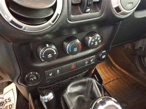 Used 2015 Jeep Wrangler Unlimited Sahara image 20