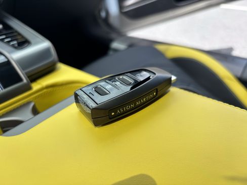 Used 2025 Aston Martin Vanquish RWD image 27