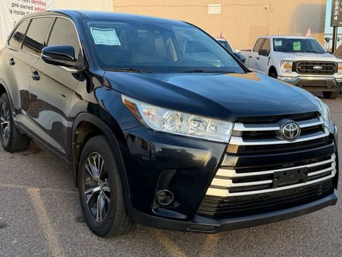 Used 2017 Toyota Highlander LE image 5