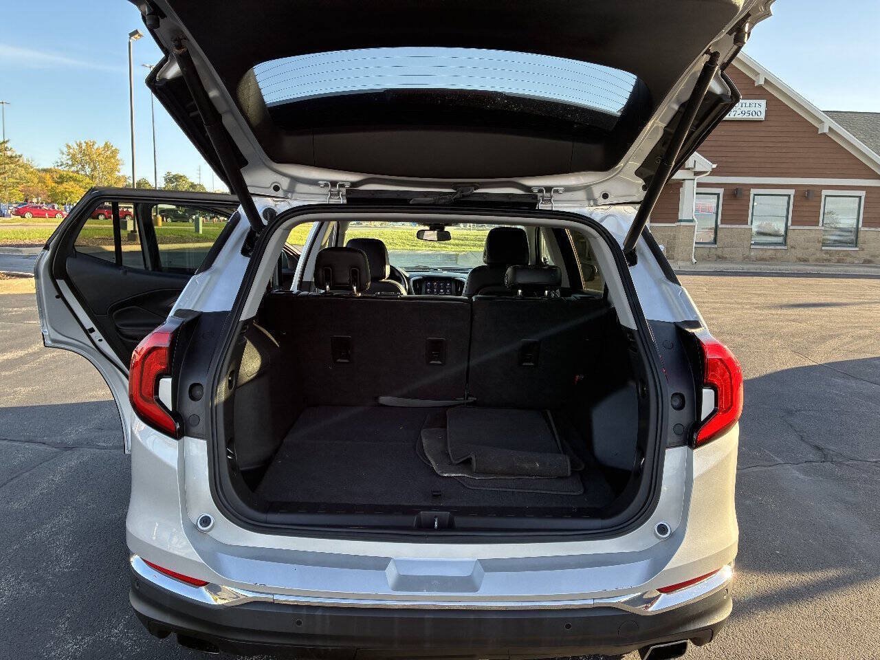 Used 2020 GMC Terrain SLT w/ GMC Pro Grade Package AWD/4WD image 23