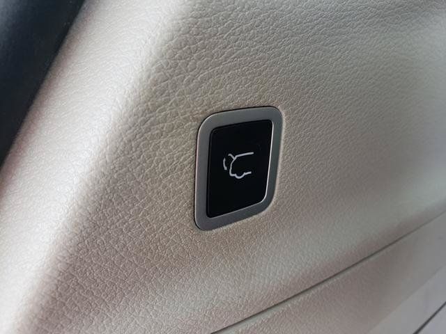 Used 2020 Chrysler Pacifica Limited w/ 8-pass Seating Package FWD image 10