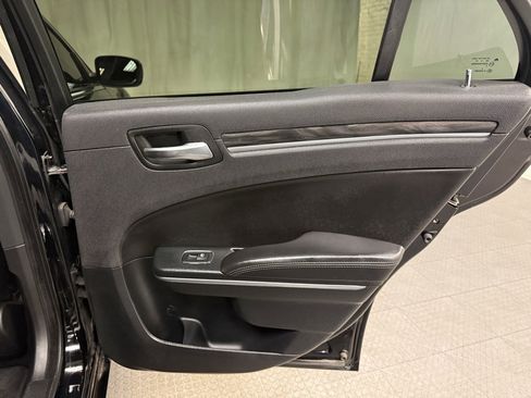 Used 2018 Chrysler 300 Touring L image 19