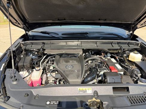 Used 2023 Toyota Highlander XLE image 9