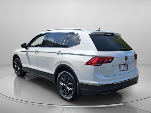 Used 2023 Volkswagen Tiguan SE w/ Panoramic Sunroof Package FWD image 3