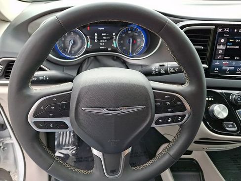 Used 2024 Chrysler Pacifica Touring-L FWD image 21