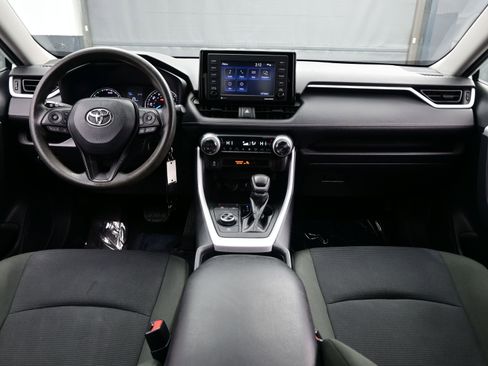 Used 2021 Toyota RAV4 LE image 16