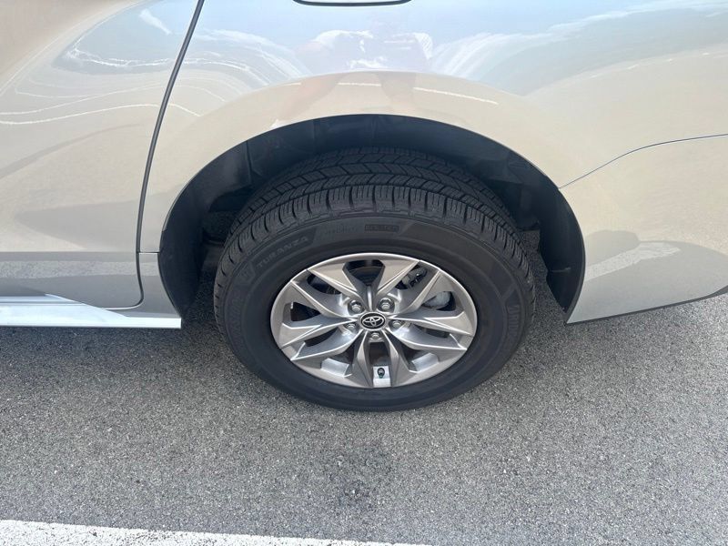 Used 2022 Toyota Sienna XLE FWD image 48
