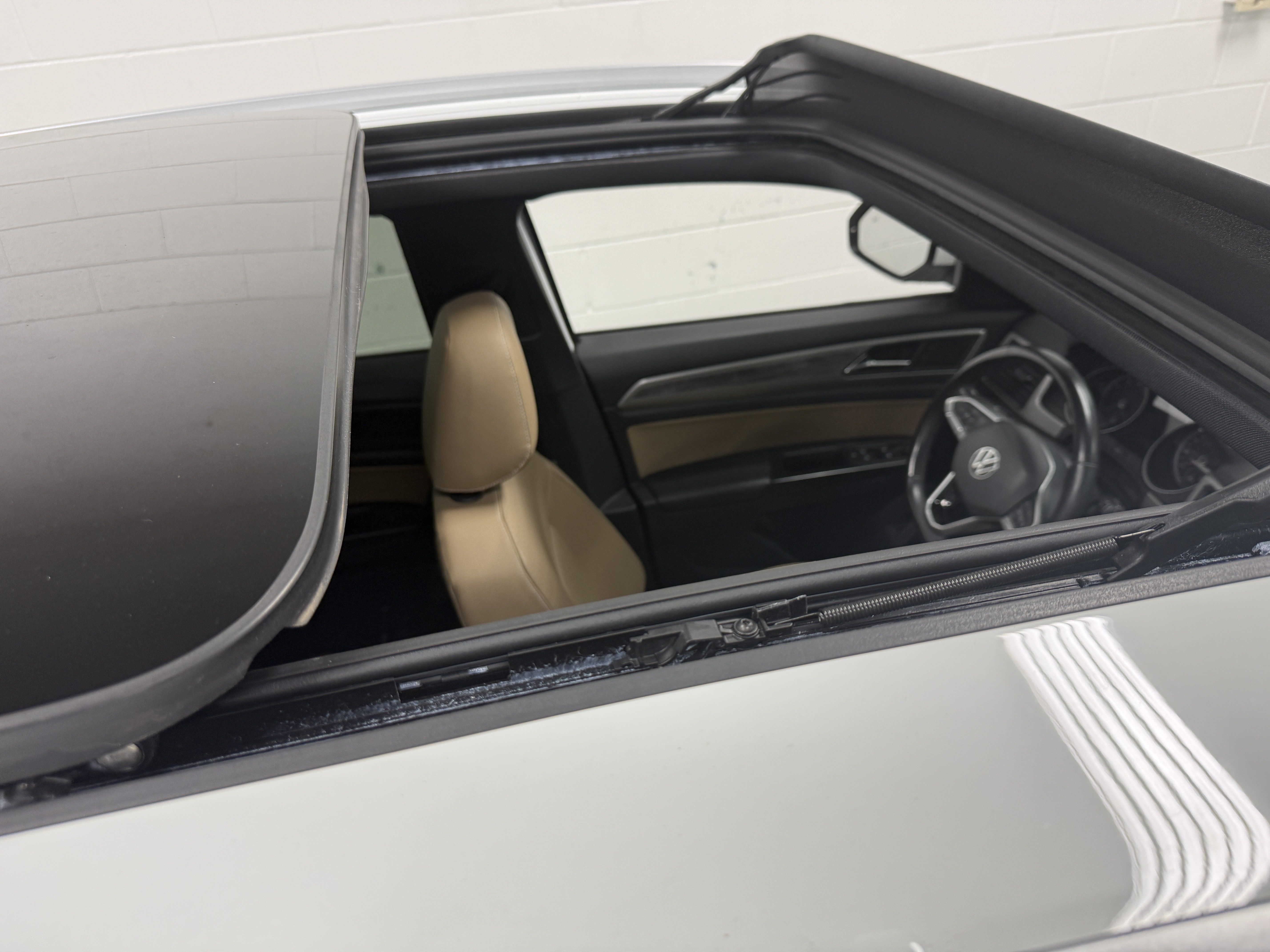 Certified 2020 Volkswagen Atlas Cross Sport SE w/ Panoramic Sunroof Package AWD/4WD image 6