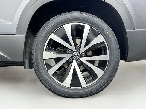 Used 2023 Volkswagen Taos SE w/ Panoramic Sunroof Package AWD/4WD image 11