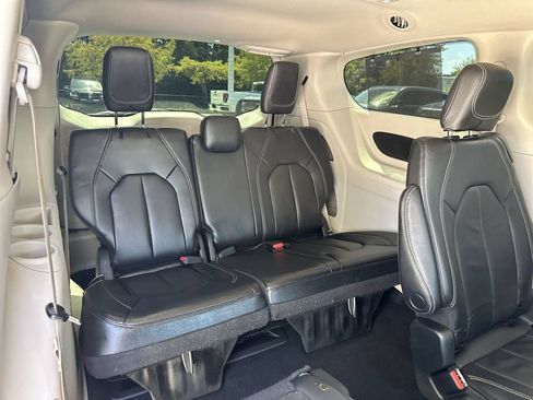 Used 2022 Chrysler Pacifica Touring-L AWD/4WD image 26