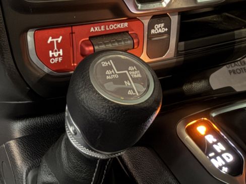 Used 2024 Jeep Wrangler Unlimited image 30