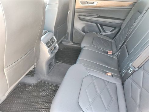 Used 2024 Volkswagen Atlas SE w/ Black Wheel Package image 30