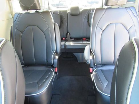 Certified 2024 Chrysler Pacifica Limited AWD/4WD image 23