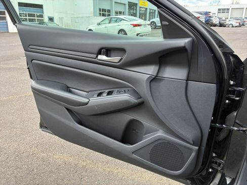 Used 2025 Nissan Altima 2.5 SV image 18