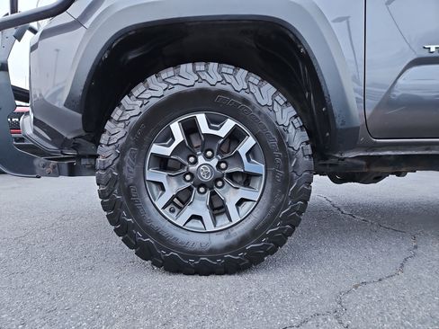 Used 2020 Toyota Tacoma TRD Off-Road w/ Technology Package image 13