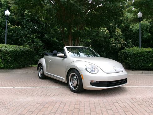 Used 2013 Volkswagen Beetle 2.5 50's Edition FWD image 3