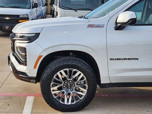 Used 2025 Chevrolet Suburban Z71 image 15