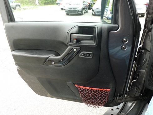 Used 2017 Jeep Wrangler Unlimited Rubicon AWD/4WD image 31