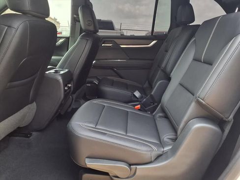 Used 2025 GMC Acadia Elevation w/ Elevation Premium Package FWD image 10