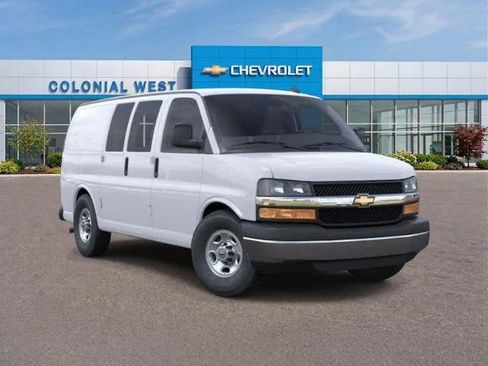 Used 2025 Chevrolet Express 2500 w/ Driver Convenience Package RWD image 4