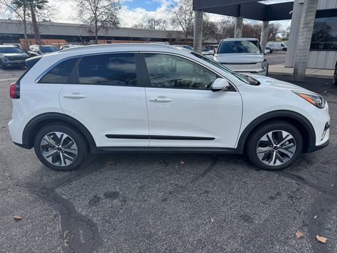 Used 2022 Kia Niro EX Premium image 6