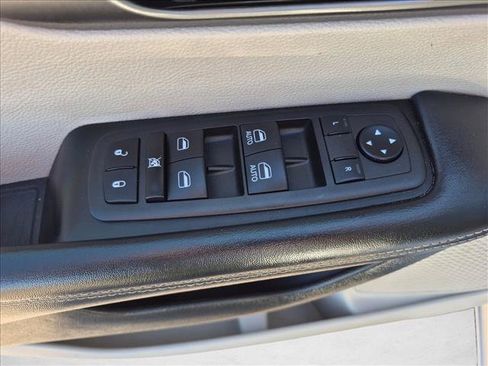 Used 2023 Chrysler Pacifica Touring-L FWD image 12