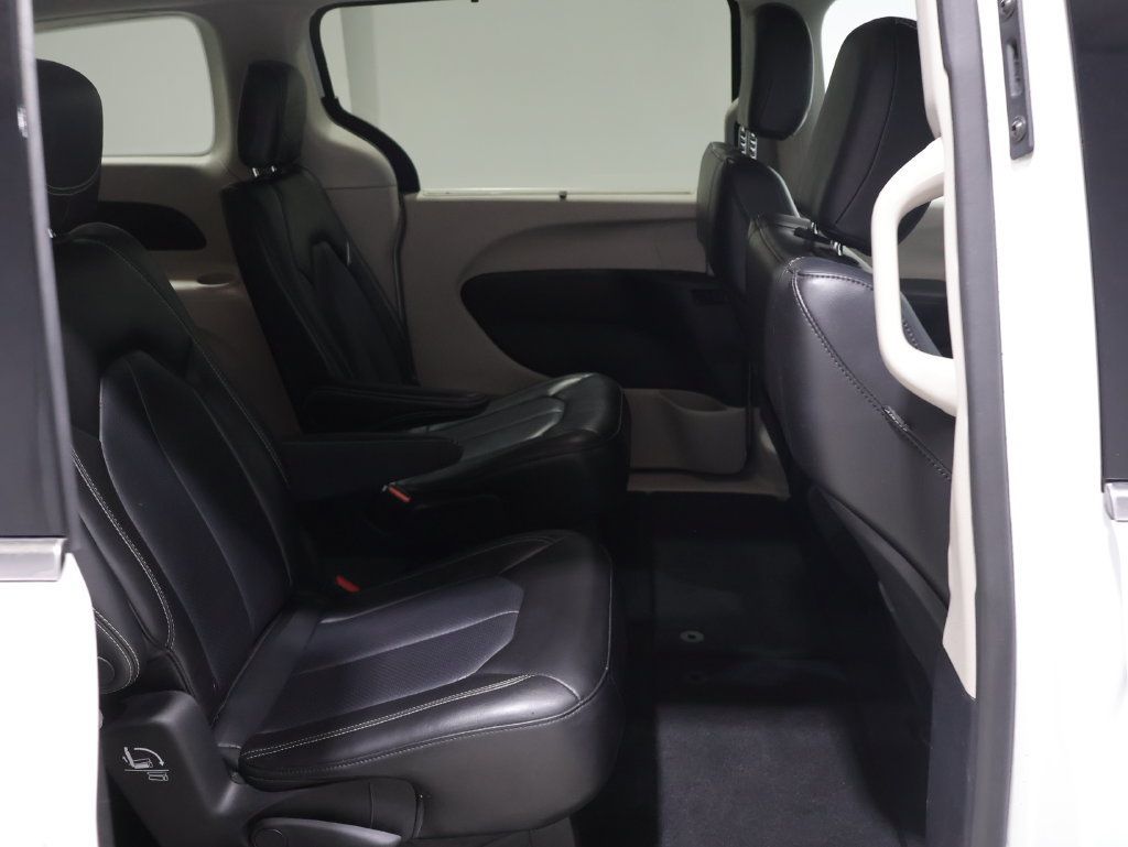 Used 2023 Chrysler Pacifica Touring-L FWD image 18