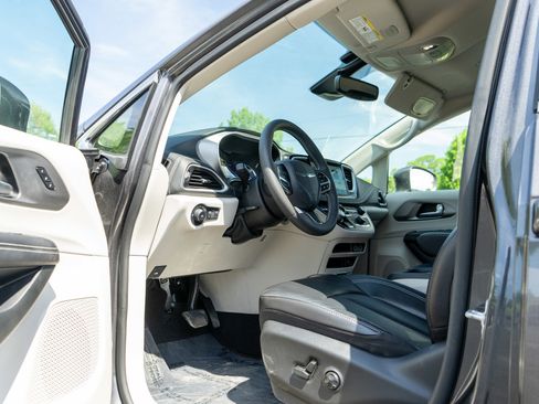 Used 2022 Chrysler Pacifica Touring-L FWD image 14