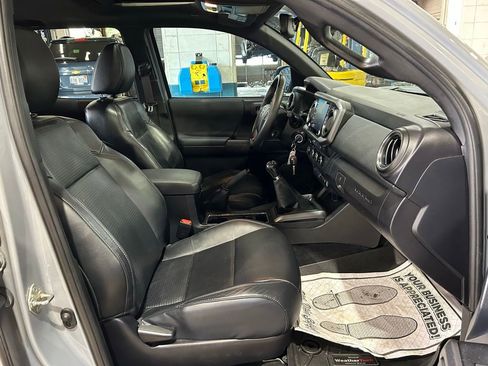 Used 2020 Toyota Tacoma SR5 AWD/4WD image 39