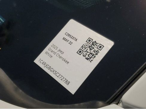 Used 2025 Jeep Grand Cherokee Limited w/ Black Appearance Package image 25