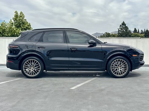 Used 2023 Porsche Cayenne Platinum Edition AWD/4WD image 9