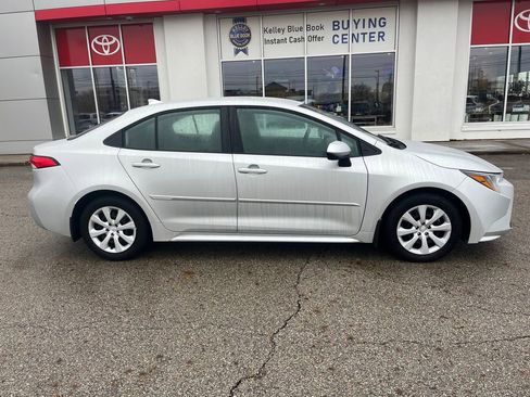 Used 2025 Toyota Corolla LE image 6