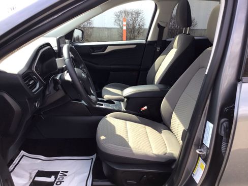 Used 2022 Ford Escape SE w/ SE Sport Appearance Package image 11