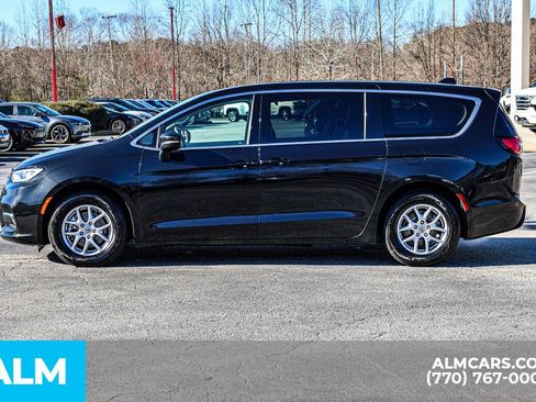 Used 2023 Chrysler Pacifica Touring-L image 9