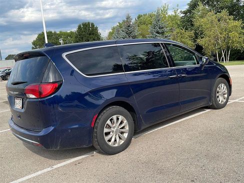 Used 2019 Chrysler Pacifica Touring Plus w/ Advanced Safetytec Group FWD image 15