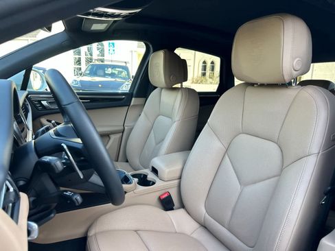 Certified 2025 Porsche Macan AWD/4WD image 5