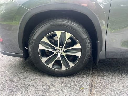 Used 2021 Toyota Highlander XLE AWD/4WD image 28