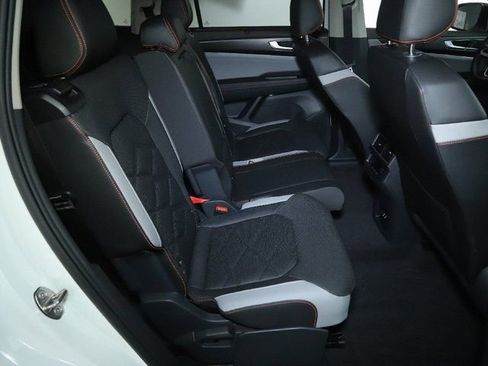 Used 2025 Volkswagen Atlas Peak Edition SE image 35