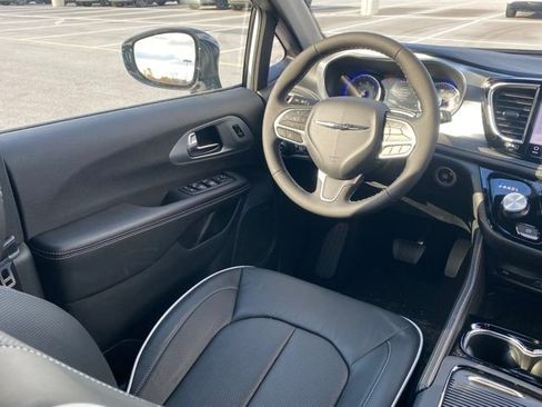 New 2026 Chrysler Pacifica Limited w/ Uconnect Theater Family Group image 37