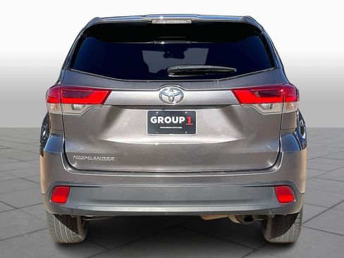 Used 2018 Toyota Highlander LE image 5