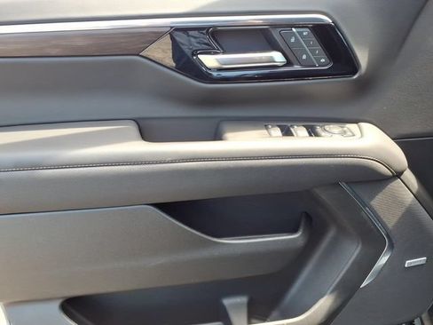 Used 2025 Chevrolet Tahoe Premier AWD/4WD image 16