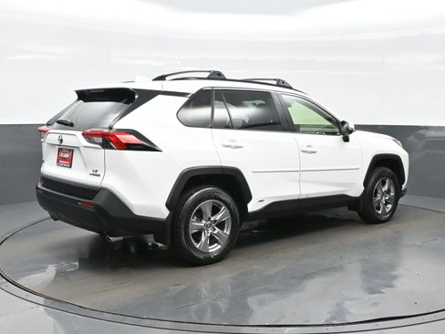 Used 2022 Toyota RAV4 LE AWD/4WD image 6