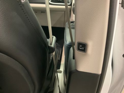 Used 2022 Chrysler Pacifica Touring-L FWD image 27