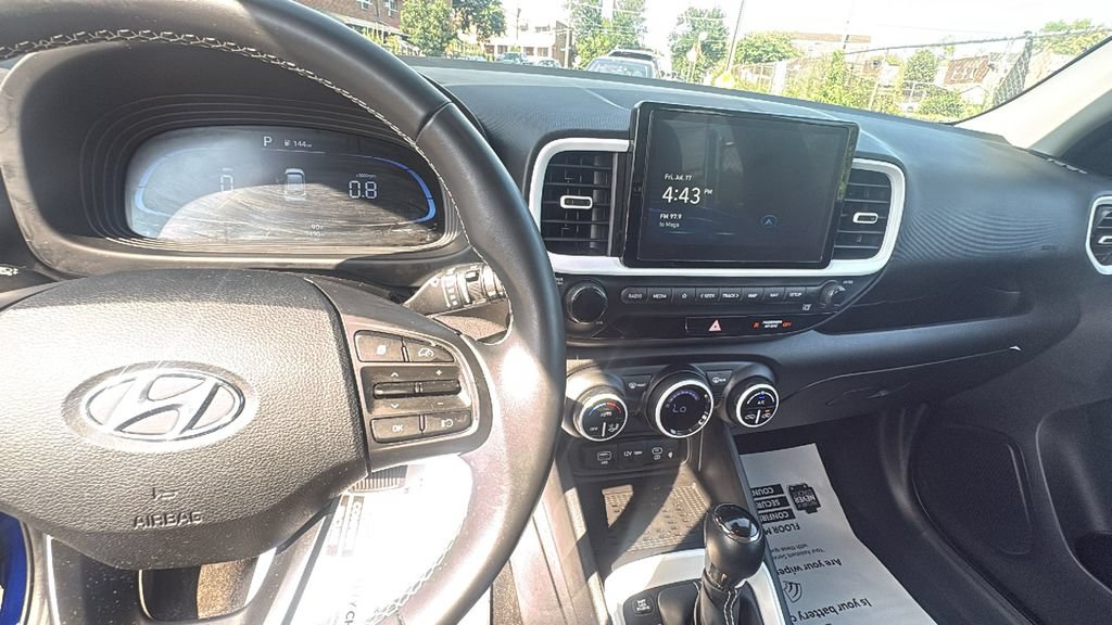 Used 2025 Hyundai Venue Limited FWD image 15